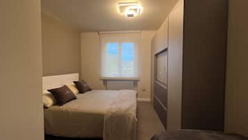 2 bedrooms, iron/ironing board, WiFi, bed sheets