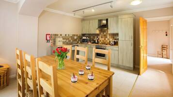 House, 2 Bedrooms | Dining room