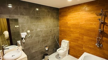 Suíte superluxo | Banheiro | Secador de cabelo, toalhas de banho, sabonete, shampoo