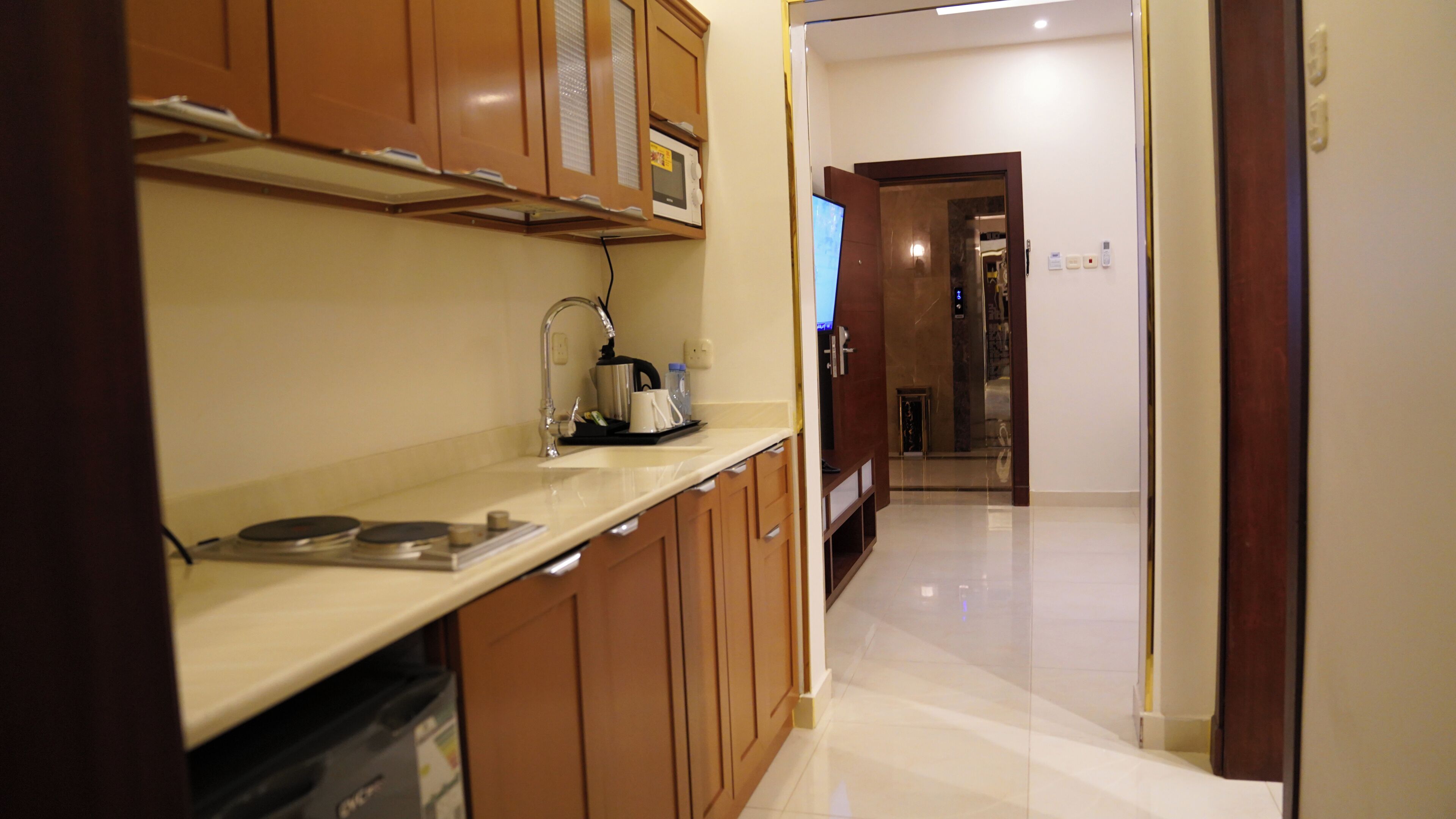 Suite estudio superior | Cocina privada | Refrigerador, microondas, horno y parrilla de estufa 
