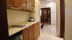 Una cocina con armarios de madera, un microondas y un lavabo.