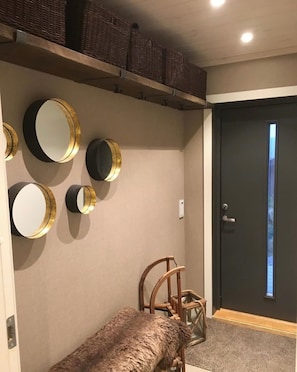 A room with a bed, a door, and wall-mounted mirrors. - Cabin in the heart of Sirdal - ski in/ski out, great outdoor area with large jazzuci (Tjørhom)