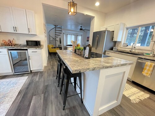 Enjoyable 3-bedroom cabin with AC in charming Crandon walkingdistanceMetongaLake