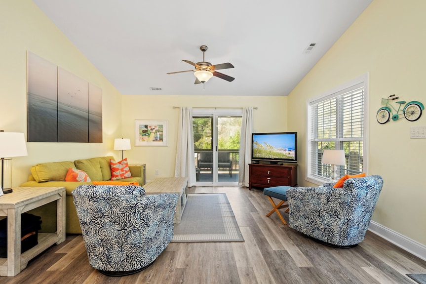 Cozy 3br Getaway W/ Screened Porch & Open Living Area - Cedar Point, NC