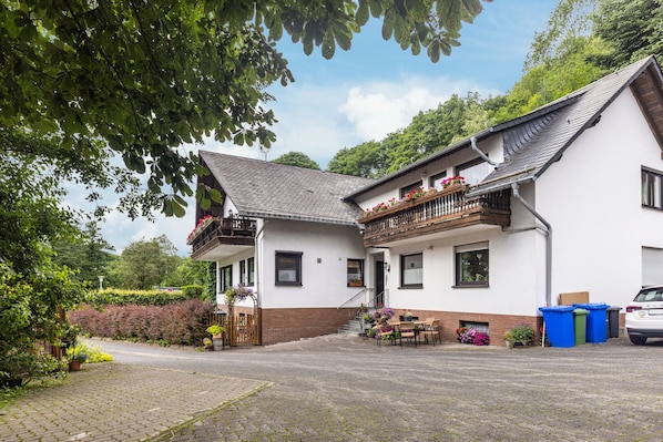 Exterior - Apartment 'Ferienwohnung am Golfplatz' Fewo A with Mountain View, Balcony and Wi-Fi (Willingen)