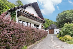 Exterior - Apartment 'Ferienwohnung am Golfplatz' Fewo A with Mountain View, Balcony and Wi-Fi (Willingen)