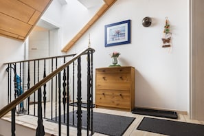 Interior - Apartment 'Ferienwohnung am Golfplatz' Fewo A with Mountain View, Balcony and Wi-Fi (Willingen)