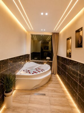 Deluxe Double Room, Mountain View | Bathroom | Free toiletries, towels, soap, shampoo - Anubis pyramids view inn (Giza)