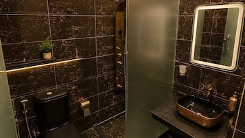 Amenidades de baño gratuitas, toallas, jabón, shampoo