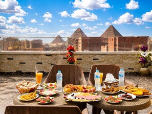 Outdoor dining - Anubis pyramids view inn (Giza)