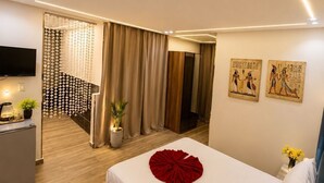A modern hotel room with a bed, a TV, a desk, and a bathroom. - Anubis pyramids view inn (Giza)