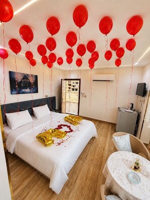 Una habitación de hotel con una cama, un escritorio, una silla y una ventana.