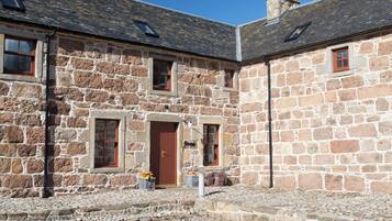 House, 2 Bedrooms | Exterior