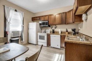 Coffee/tea maker, fridge, microwave, oven