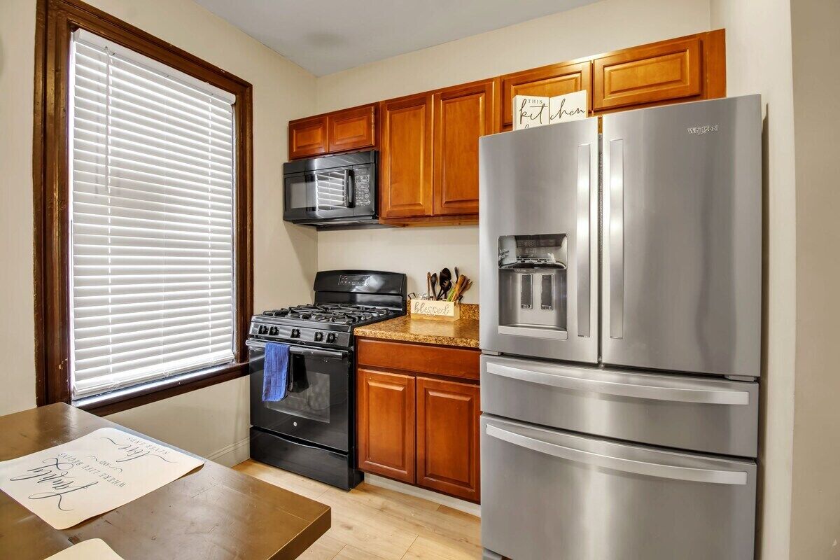Coffee/tea maker, fridge, microwave, oven