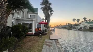 Apartment, 2 Bedrooms, Patio, Garden View | Property grounds