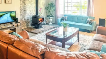 House, Patio, Mountain View | Living area