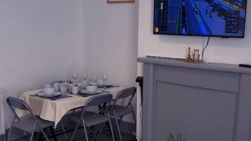 Apartment, 2 Bedrooms | Dining room