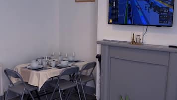Apartamento, 2 habitaciones | Comedor