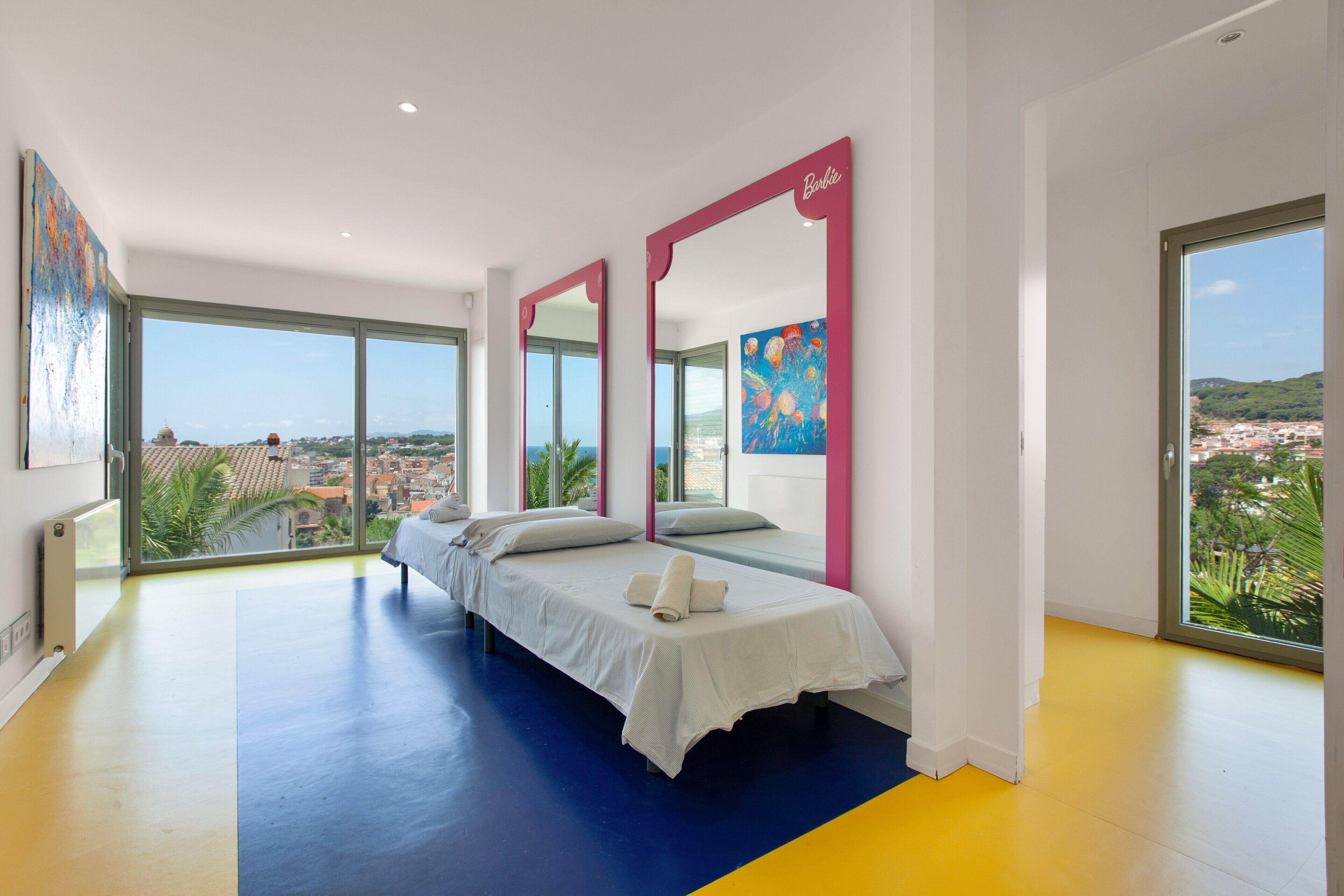 6 bedrooms, iron/ironing board, WiFi, bed sheets