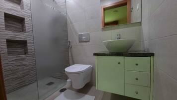 Ducha, secador de pelo, toallas y jabón