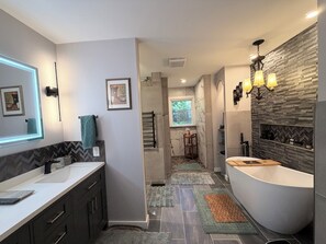 Bathroom - Peaceful & cozy, North Hills/3 bedroom w/ firepit (Raleigh)