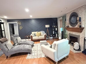 Living area - Peaceful & cozy, North Hills/3 bedroom w/ firepit (Raleigh)