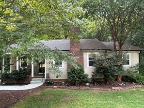 Exterior - Peaceful & cozy, North Hills/3 bedroom w/ firepit (Raleigh)