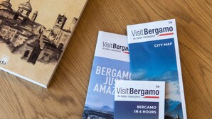 A book titled 'Le Vie di Bergamo' and several pamphlets with city maps and information about Bergamo. - The Key to Bergamo.  Il Capitello is a stylish apartment located at 112 Via Pignolo (Bergamo)