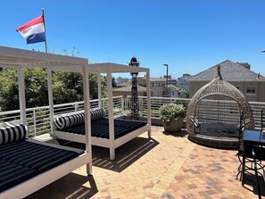 Outdoor dining - Luxurious Accessible Apartment With City and Nature Views (Cape Town)