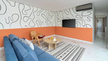 Appartement, vue ville | Coin séjour | TV connectée de 121 cm avec chaßnes numériques, films à la carte