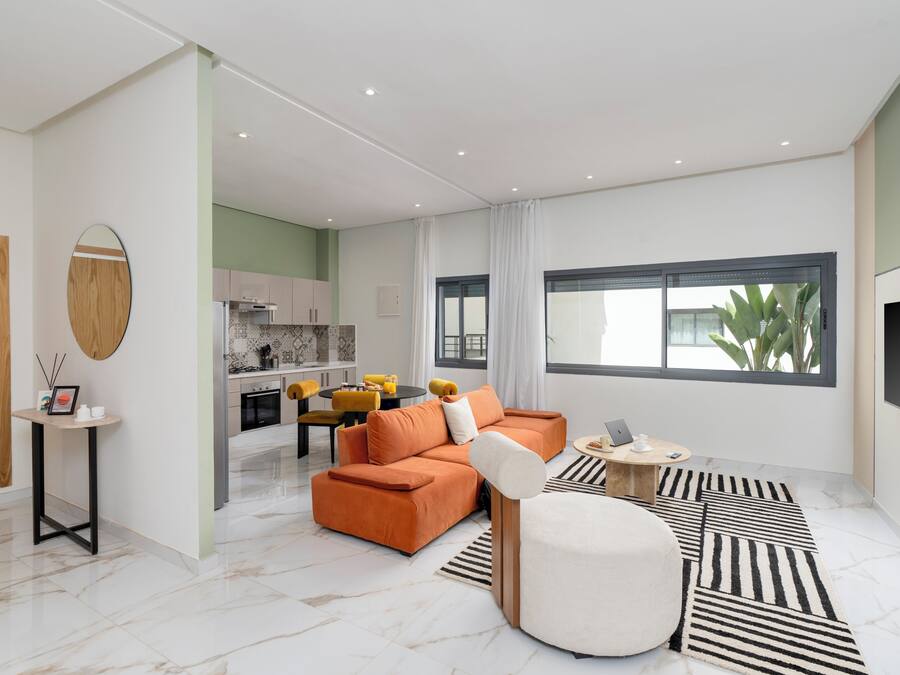 Apartamento, vistas a la ciudad | Zona de estar | Smart TV de 121 cm con canales digitales, películas de pago