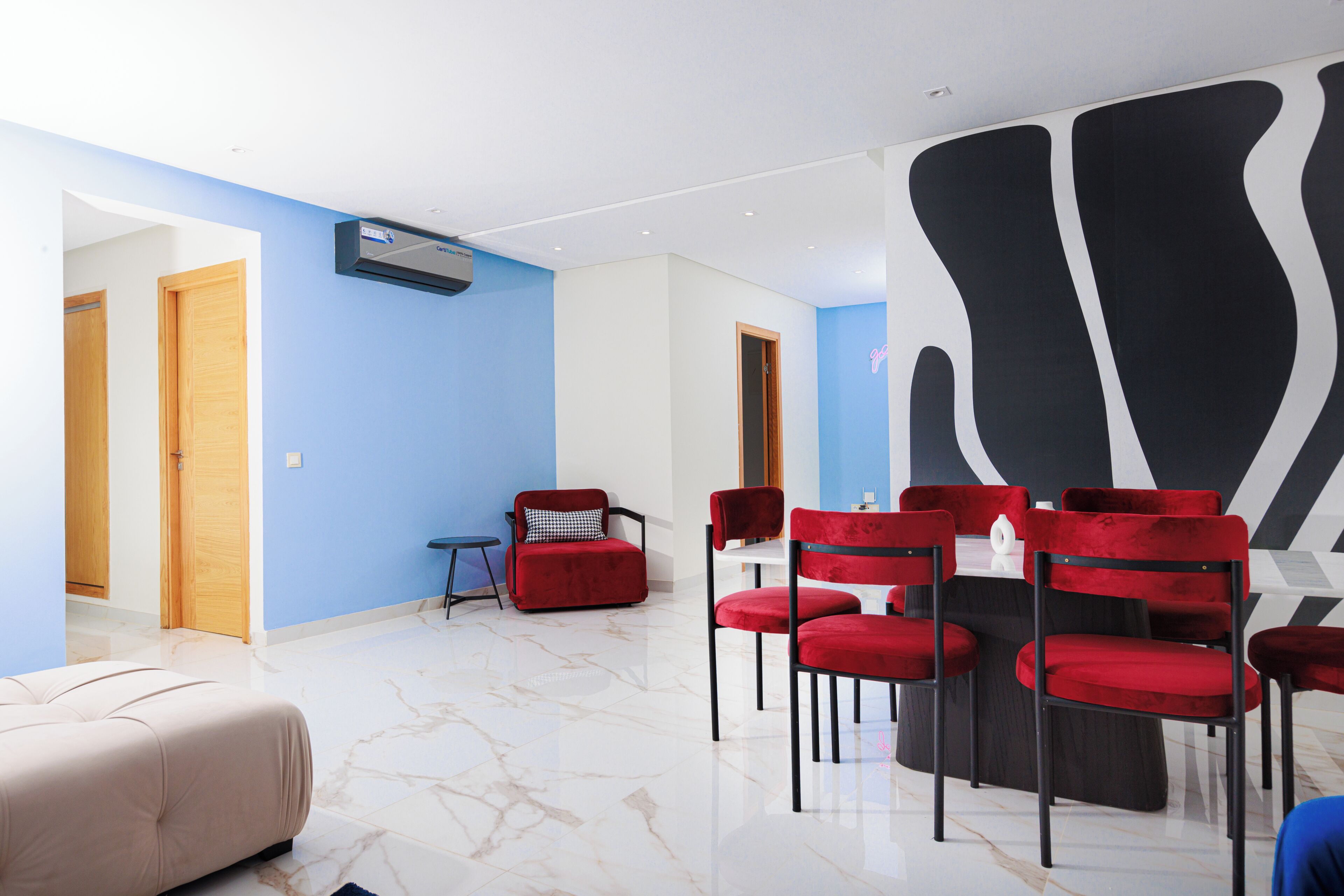 Appartement, balcon, vue ville | Coin séjour | TV connectée de 121 cm avec chaînes numériques, films à la carte