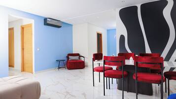 Appartement, balcon, vue ville | Coin séjour | TV connectée de 121 cm avec chaînes numériques, films à la carte