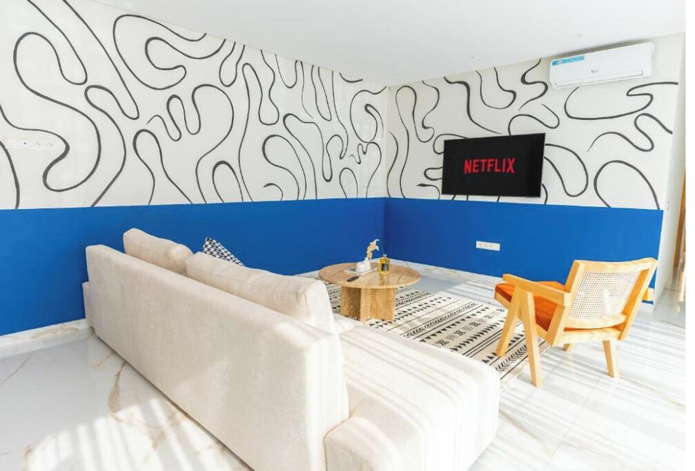 121-cm Smart TV with digital channels, pay films