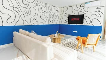 121-cm Smart TV with digital channels, pay films