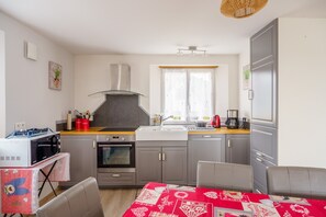 Réfrigérateur, four à micro-ondes, un four, surface de cuisson