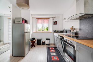 Wasserkocher mit Kaffee-/Teezubehör, Kühlschrank, Mikrowelle, Ofen