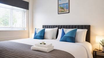 Desk, iron/ironing board, WiFi, bed sheets