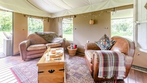 A tented room with leather sofas, a wooden coffee table, and a patterned rug. - 3 Bed in Arley (oc-s42696) (Pound Green)
