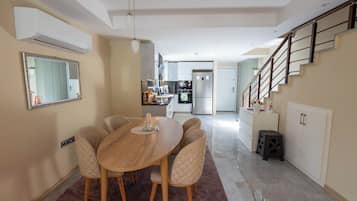 Villa Classique, balcon, vue jardin | Restauration