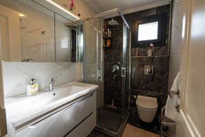 Klassieke villa, balkon, uitzicht op tuin | Badkamer