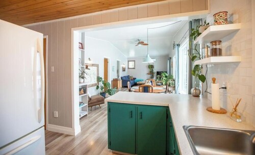 The Lily Pad - Charming Lakefront w/ Hot tub