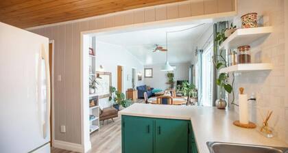 The Lily Pad - Charming Lakefront w/ Hot tub