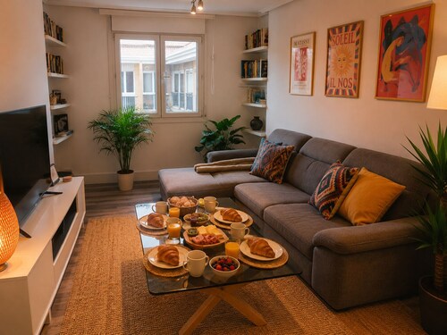HAUDA, bright and spacious apt. close to beaches and subway