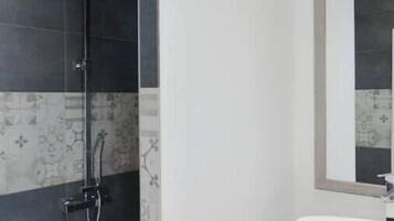 Ducha, secador de pelo, toallas y jabón