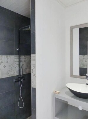 Douche, sèche-cheveux, serviettes fournies, savon