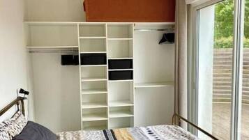 1 habitación, acceso a internet y ropa de cama