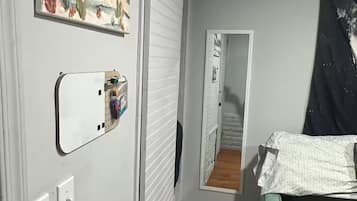 1 habitación, tabla de planchar con plancha y cuna de viaje