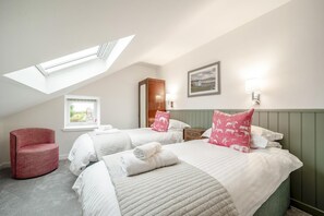 Bügeleisen/Bügelbrett, Reisekinderbett, kostenloses WLAN, Bettwäsche